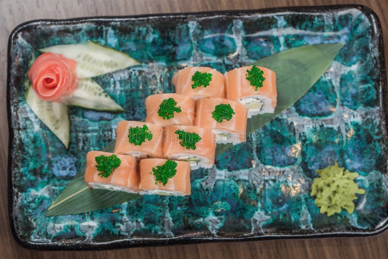 Suszi Ustalony sashimi i suszi rolki słuzyć na kamienia łupku obraz royalty free Suszi Ustalony sashimi i suszi rolki słuzyć na kamienia łupku obraz royalty free