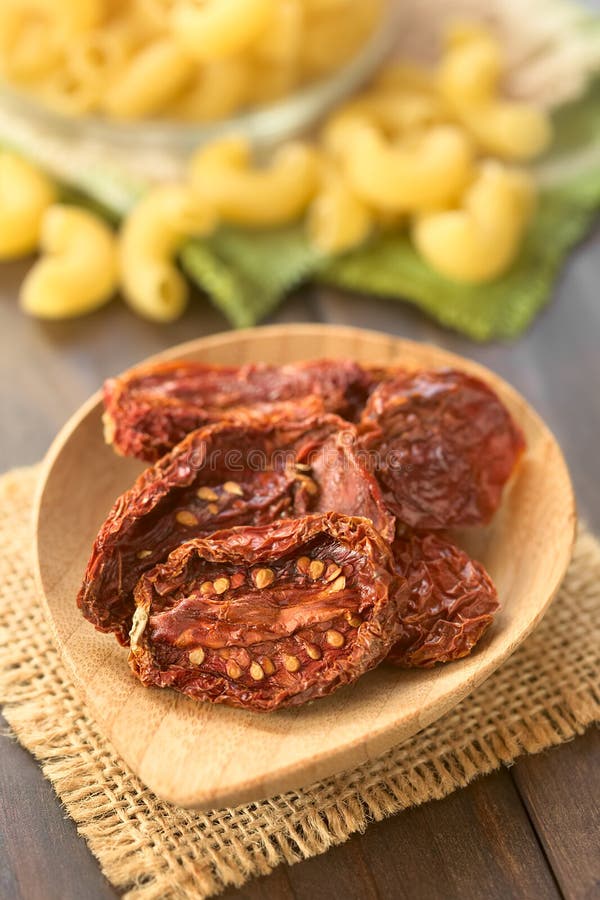 Suszyć pomidor połówki zdjęcie stock