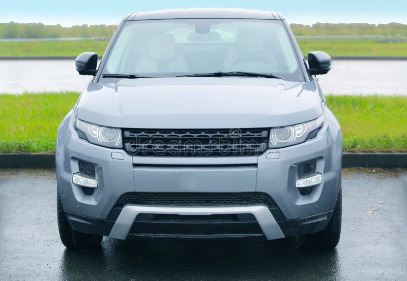 SUV Frontalmente Su Parcheggio Immagine Stock Immagine di fronte