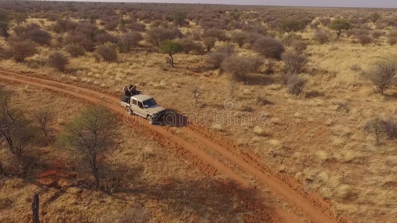 SUV met jagers gaat op een safari in Namibië