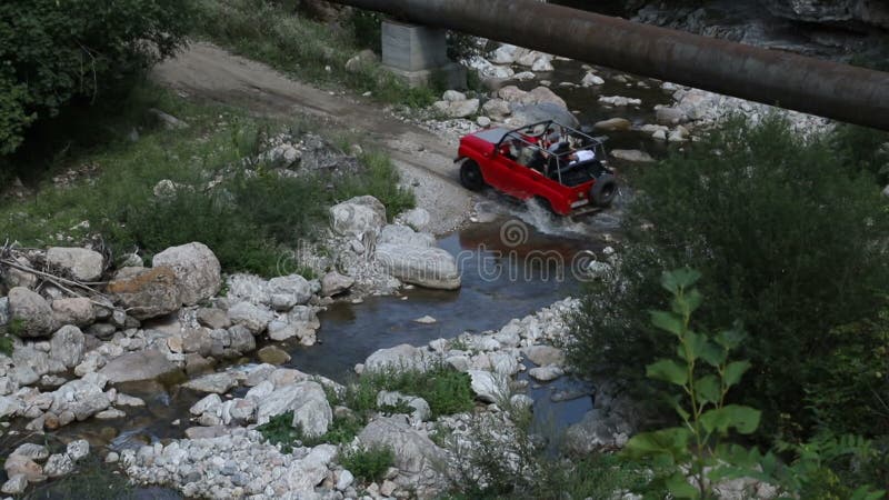 Suv rijdt over de rivier