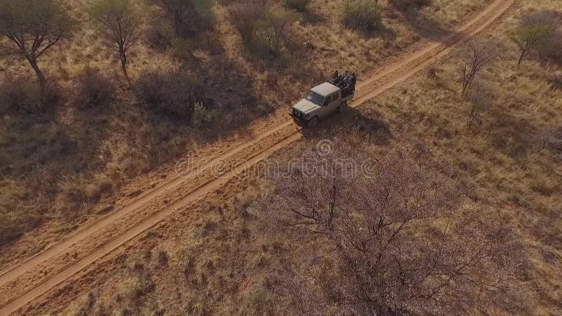 SUV-ritten op een landweg onder de savanne