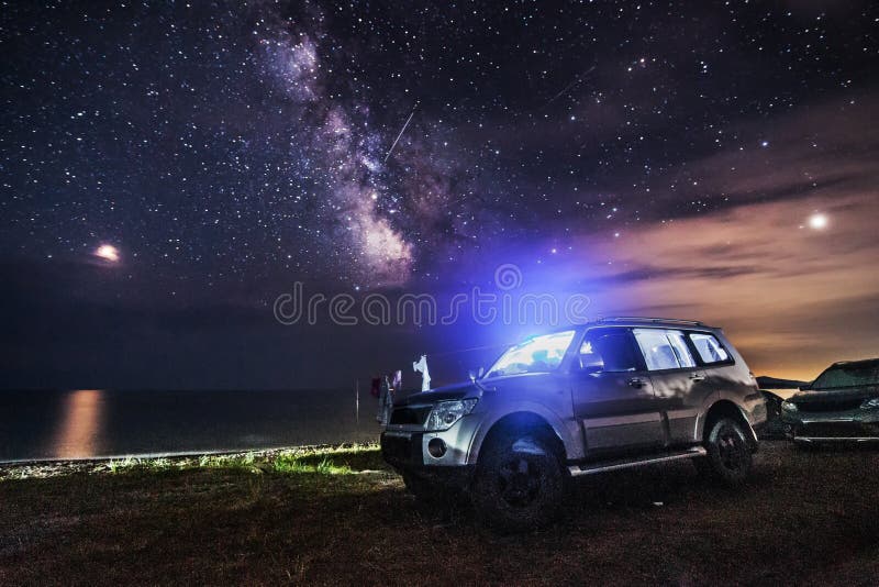 SUV и туристский располагаться лагерем на пляже Съемка ночи стоковые изображения SUV и туристский располагаться лагерем на пляже Съемка ночи стоковые изображения