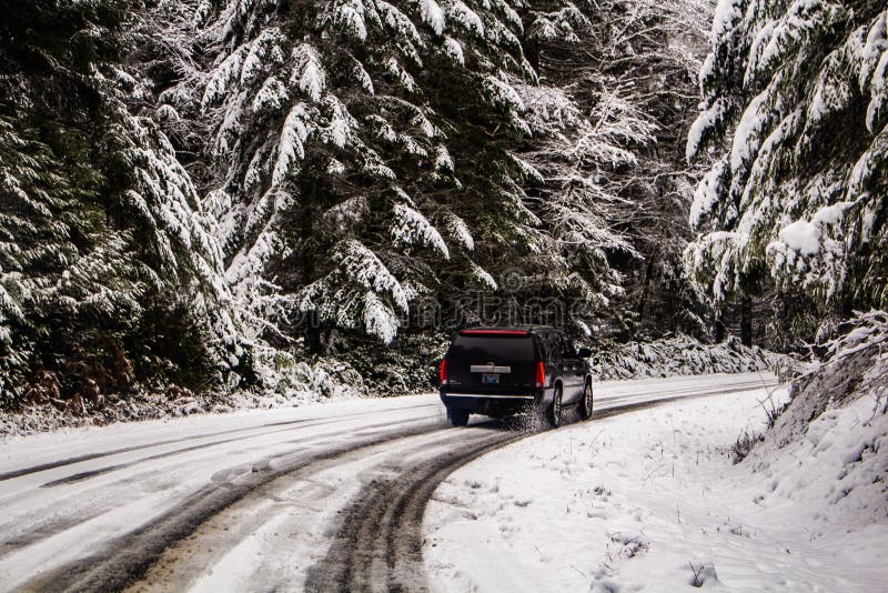SUV управляя в горах Snowy стоковые фотографии rf SUV управляя в горах Snowy стоковые фотографии rf