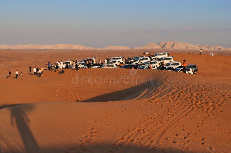 SUVs che riposa sul safari del deserto fotografie stock libere da diritti SUVs che riposa sul safari del deserto fotografie stock libere da diritti