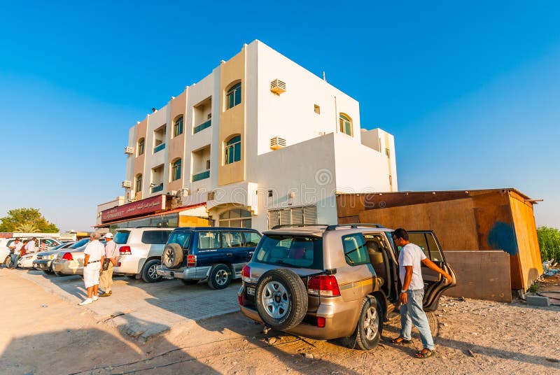 SUVs ha parcheggiato da una casa in deserto immagini stock libere da diritti SUVs ha parcheggiato da una casa in deserto immagini stock libere da diritti