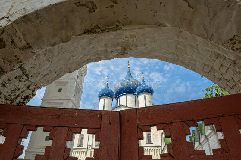Suzdal Kremlin: widok przez starych drewnianych bram katedra narodzenie jezusa suzdal rosji obrazy stock Suzdal Kremlin: widok przez starych drewnianych bram katedra narodzenie jezusa suzdal rosji obrazy stock
