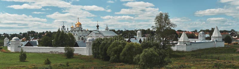 Suzdal', RUSSIA - 29 luglio 2018: Monastero di Pokrovsky immagini stock libere da diritti Suzdal', RUSSIA - 29 luglio 2018: Monastero di Pokrovsky immagini stock libere da diritti