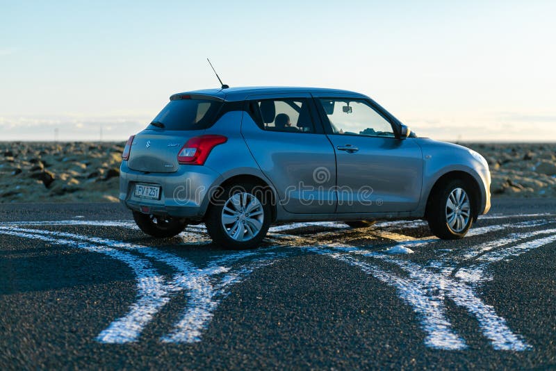 Suzuki swift : plus de 1 803 photos de stock libres de droits