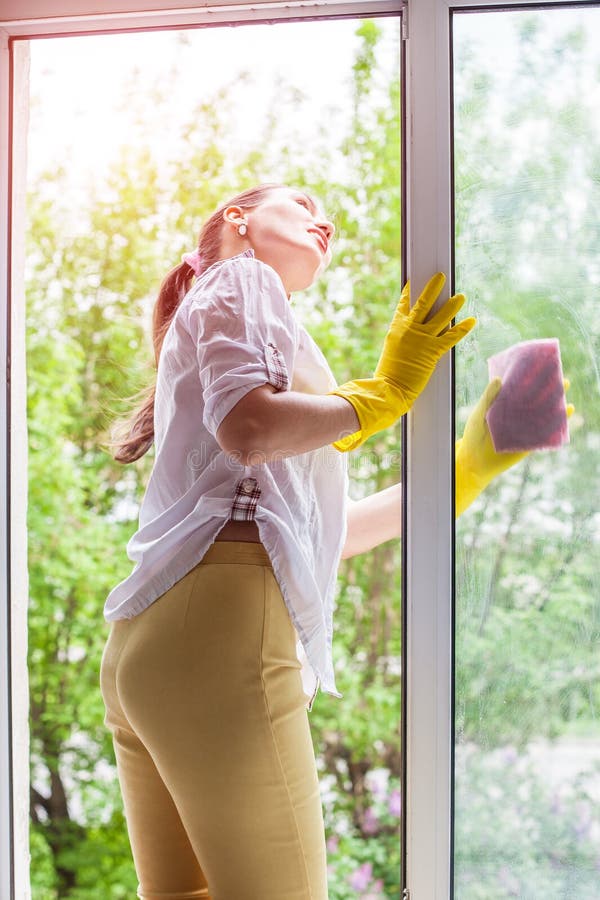 svampar f?r flytande f?r cleaningbegreppsdishwashing tv?ttande f?nsterkvinnabarn arkivfoton svampar f?r flytande f?r cleaningbegreppsdishwashing tv?ttande f?nsterkvinnabarn arkivfoton