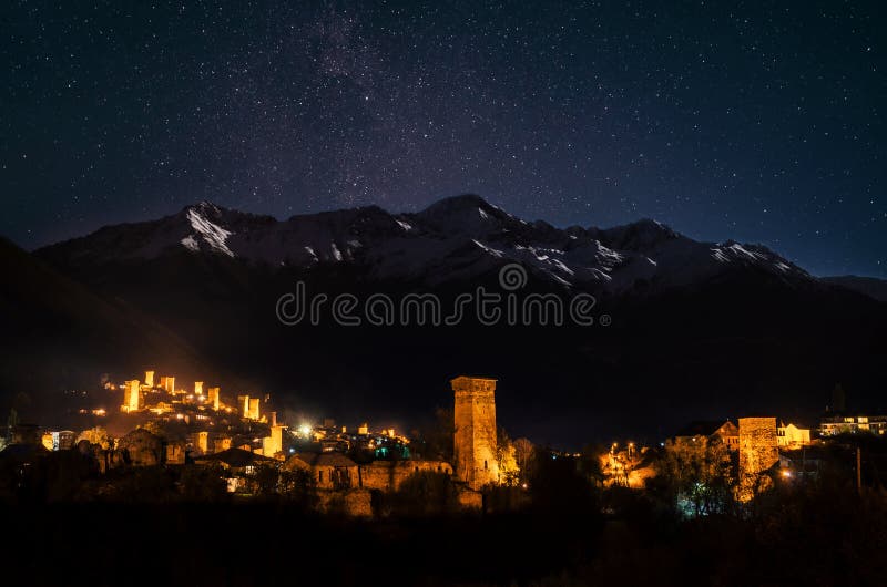 Svan domine avec l'illumination dans Mestia la nuit, Svaneti, Georg photographie stock Svan domine avec l'illumination dans Mestia la nuit, Svaneti, Georg photographie stock