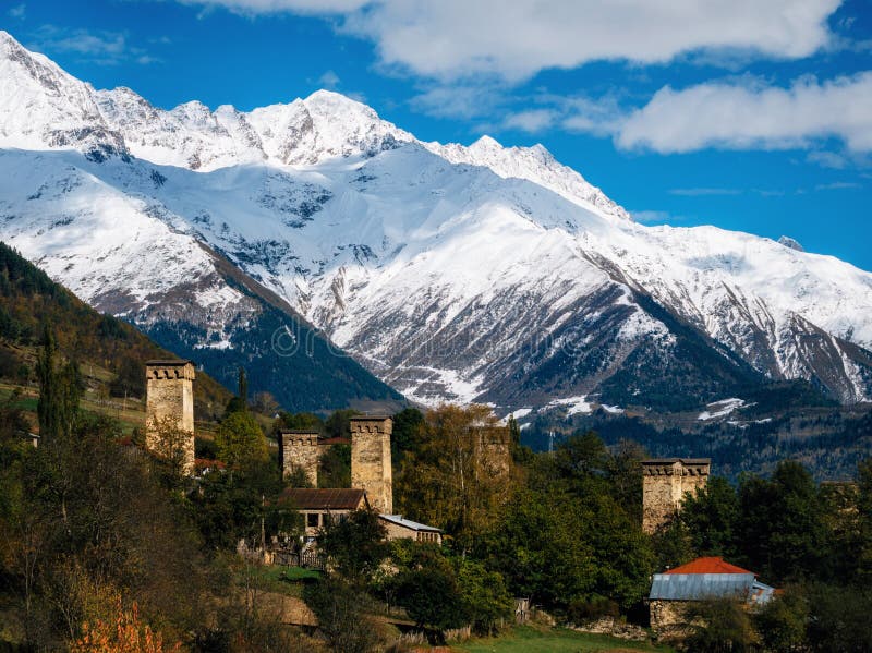 Svan domine dans Mestia contre des montagnes, Svaneti, la G?orgie photos stock Svan domine dans Mestia contre des montagnes, Svaneti, la G?orgie photos stock