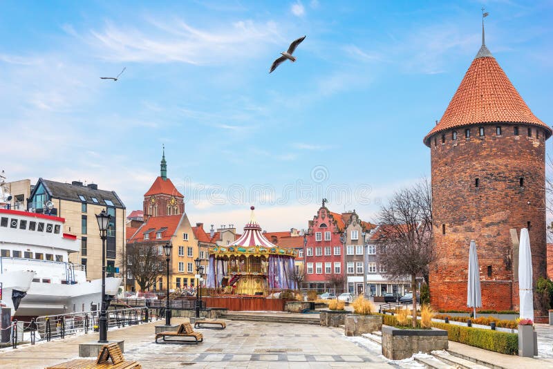 Svantorn, kupolen av kyrkan och karusellen på banken av Motlawaen i Gdansk, Polen arkivfoto Svantorn, kupolen av kyrkan och karusellen på banken av Motlawaen i Gdansk, Polen arkivfoto