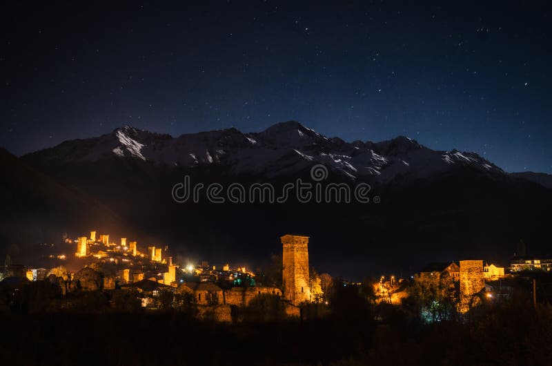 Svan耸立与照明在Mestia在晚上, Svaneti,乔治亚 库存图片 Svan耸立与照明在Mestia在晚上, Svaneti,乔治亚 库存图片