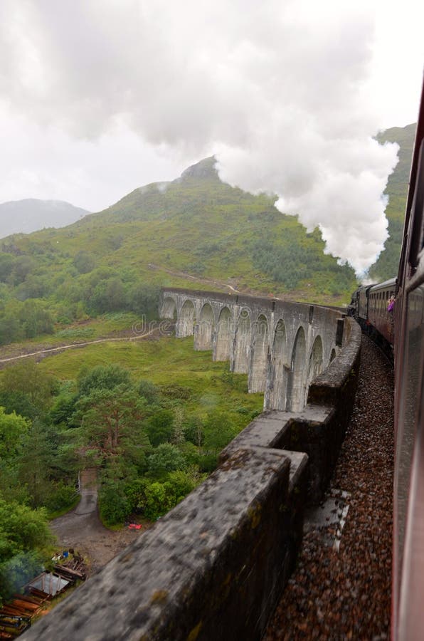 Jacobite ångadrev som korsar den Glenfinnan viaducten. arkivfoton Jacobite ångadrev som korsar den Glenfinnan viaducten. arkivfoton