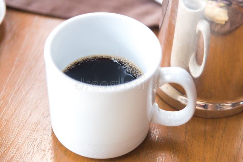 svart kaffe i den vita koppen i morgonen arkivbild svart kaffe i den vita koppen i morgonen arkivbild