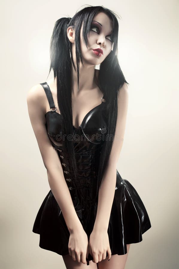 Svart kvinna för stående för brunettklänninglatex fotografering för bildbyråer
