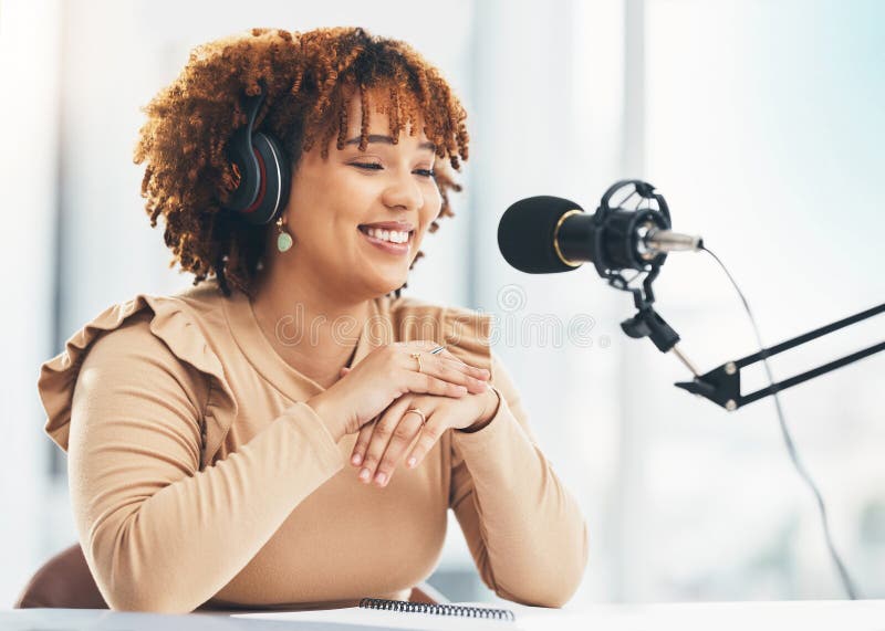 Svart kvinnlig mikrofon och podcast- eller radiopresentatör som talar för direktsändning eller tal. lycklig afrikan arkivbild