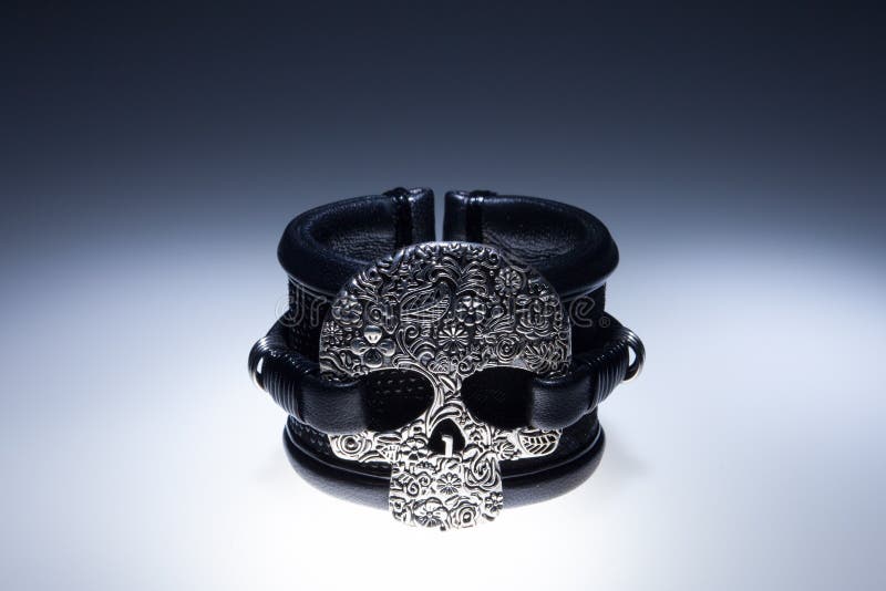 Svart läderarmband med stenar för för metallskallehänge och svart fotografering för bildbyråer Svart läderarmband med stenar för för metallskallehänge och svart fotografering för bildbyråer