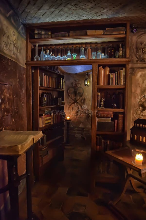 Interiör café Black Magic royaltyfria bilder