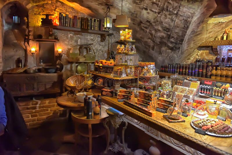 Interiör café Black Magic arkivfoton