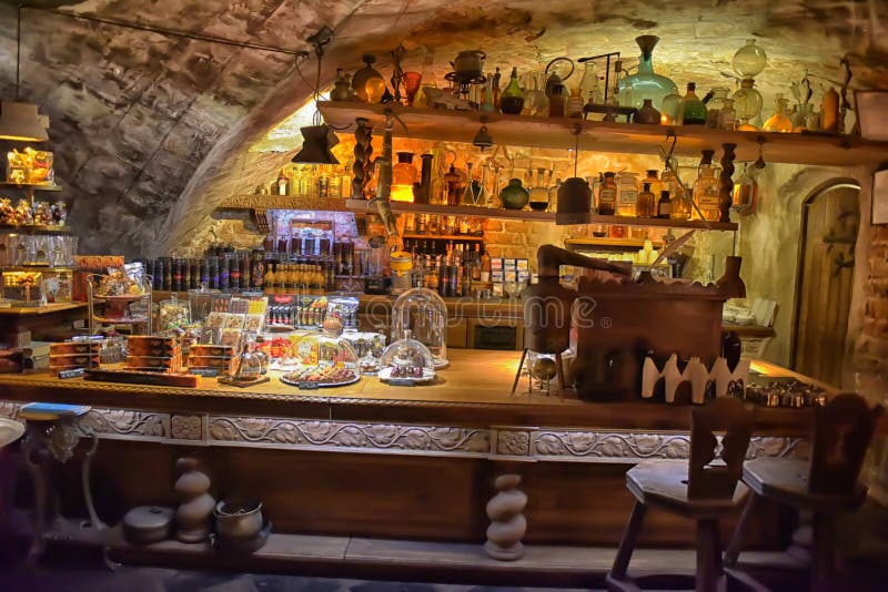 Interiör café Black Magic royaltyfria bilder