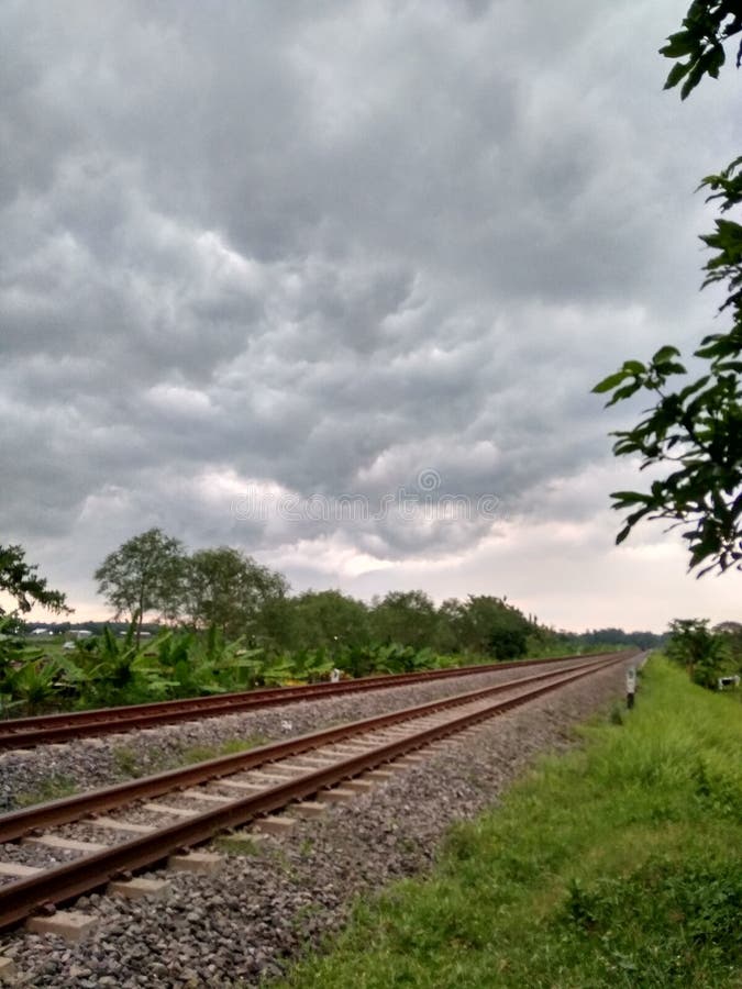 Svart mörkt moln över järnvägen royaltyfria foton