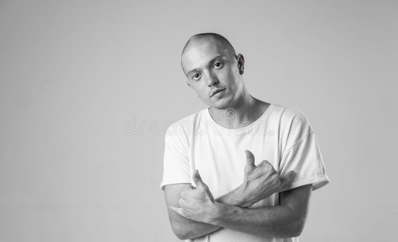Svart och vit elegant modern, episk porträtt av bboy i en vit skjorta på vit bakgrund. brott och hifop fotografering för bildbyråer