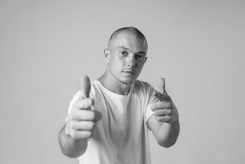Svart och vit elegant modern, episk porträtt av bboy i en vit skjorta på vit bakgrund. brott och hifop royaltyfri fotografi