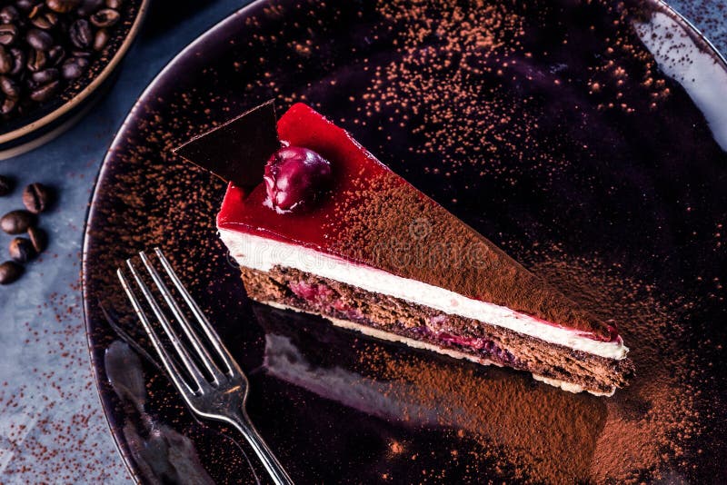 Svart platta med den läckra chokladkakan på grå bakgrund royaltyfria bilder Svart platta med den läckra chokladkakan på grå bakgrund royaltyfria bilder