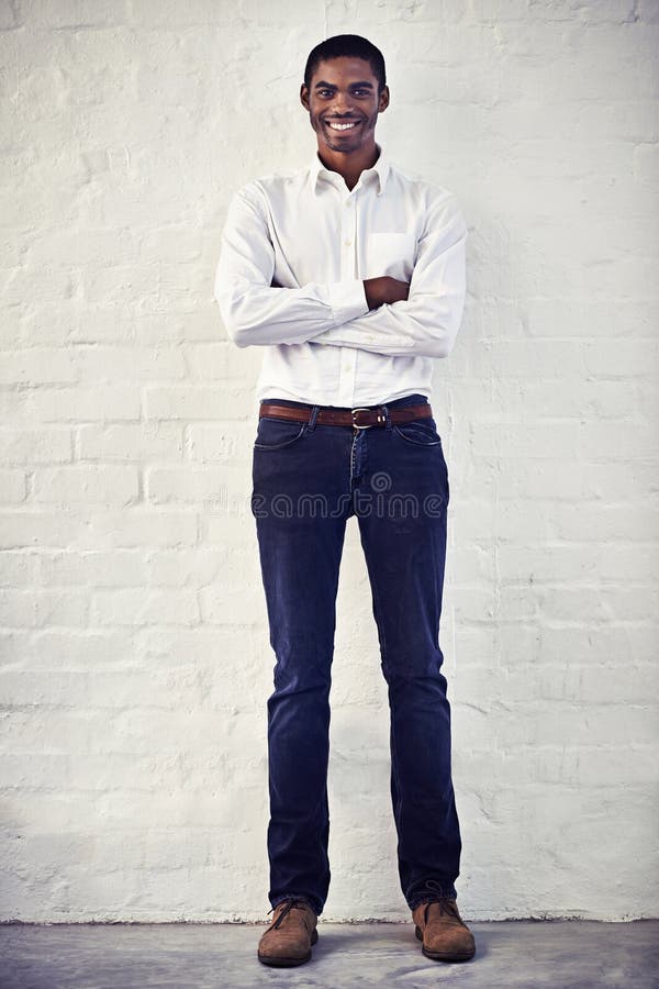 Svart porträtt och leende för modestolthet och väggbakgrund som trendiga kläder eller utrustning. en manlig person glad och arkivfoton