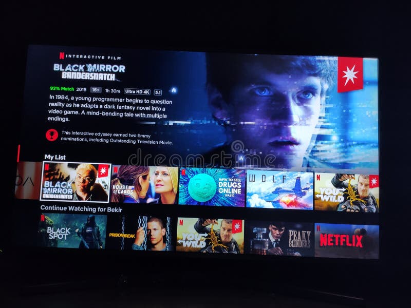 Svart spegel - Netflix-TV-skärm med populärt val av serie Filmer royaltyfria bilder Svart spegel - Netflix-TV-skärm med populärt val av serie Filmer royaltyfria bilder