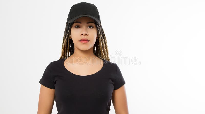 Svart t skjorta f?r mallmellanrum och baseballhatt Afrikansk amerikankvinna i sommarkl?der med kopieringsutrymme som isoleras p? royaltyfria foton Svart t skjorta f?r mallmellanrum och baseballhatt Afrikansk amerikankvinna i sommarkl?der med kopieringsutrymme som isoleras p? royaltyfria foton