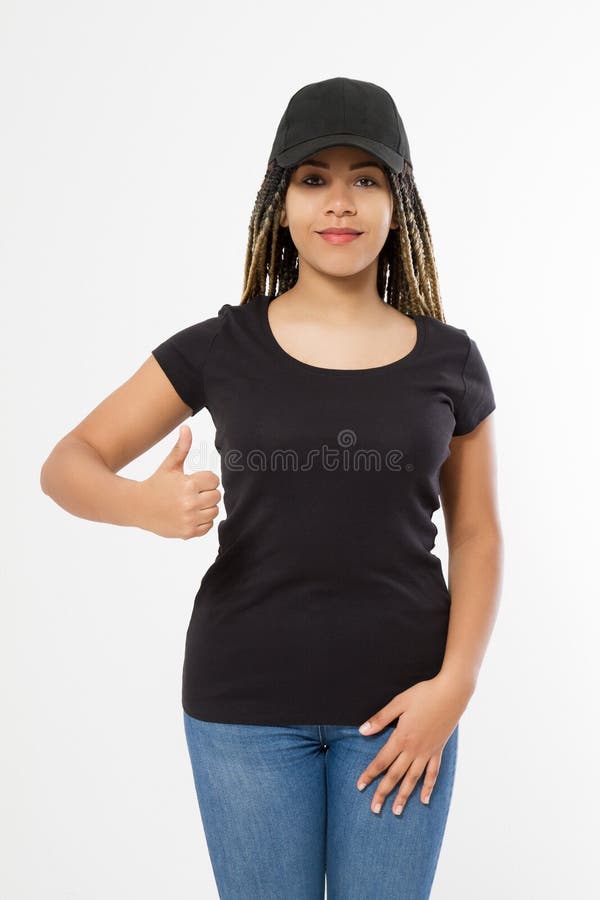 Svart t skjorta f?r mallmellanrum och baseballhatt Afrikansk amerikankvinna i sommarkl?der med kopieringsutrymme som isoleras p? arkivfoto Svart t skjorta f?r mallmellanrum och baseballhatt Afrikansk amerikankvinna i sommarkl?der med kopieringsutrymme som isoleras p? arkivfoto