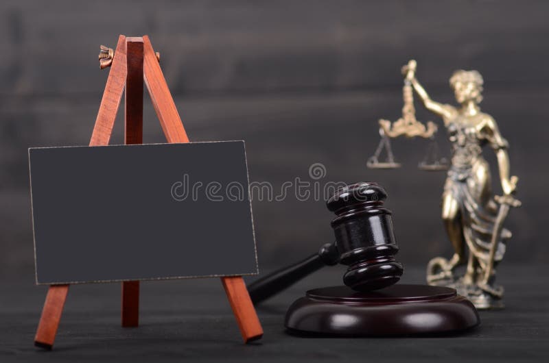 Svart tavla domare Gavel, dam Justice på träbakgrunden arkivfoton Svart tavla domare Gavel, dam Justice på träbakgrunden arkivfoton