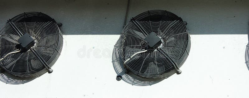 Svart ventilationssystem på en vit vägg royaltyfria bilder Svart ventilationssystem på en vit vägg royaltyfria bilder