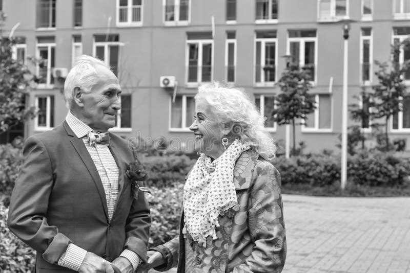 svart white åldras gladlynt, glat, livsstilen, förälskelse, 60-tal, pensionären, folk, fotografering för bildbyråer svart white åldras gladlynt, glat, livsstilen, förälskelse, 60-tal, pensionären, folk, fotografering för bildbyråer