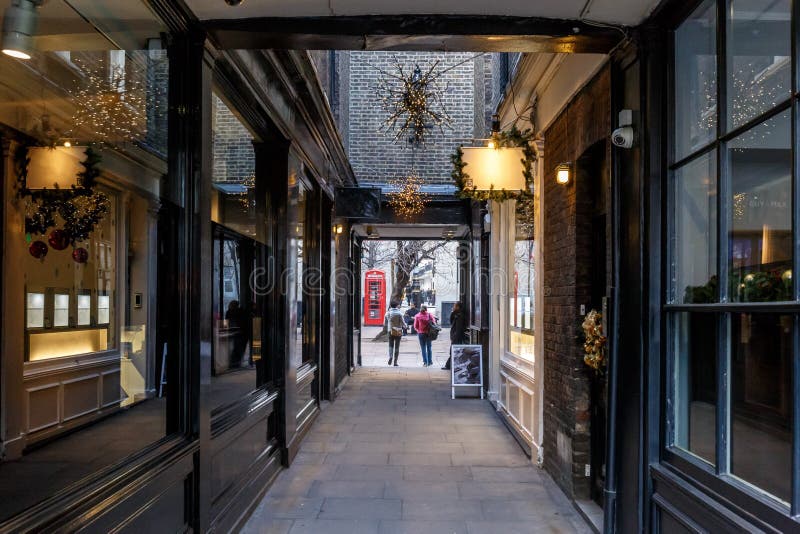 Svart wood panelpassage i Mayfair royaltyfri bild Svart wood panelpassage i Mayfair royaltyfri bild