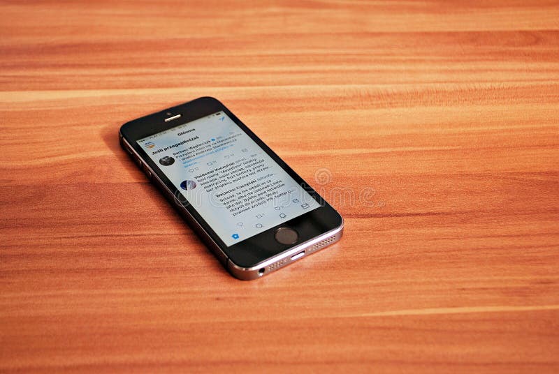 Svarta Iphone 5s som visar iOS 8 fotografering för bildbyråer Svarta Iphone 5s som visar iOS 8 fotografering för bildbyråer