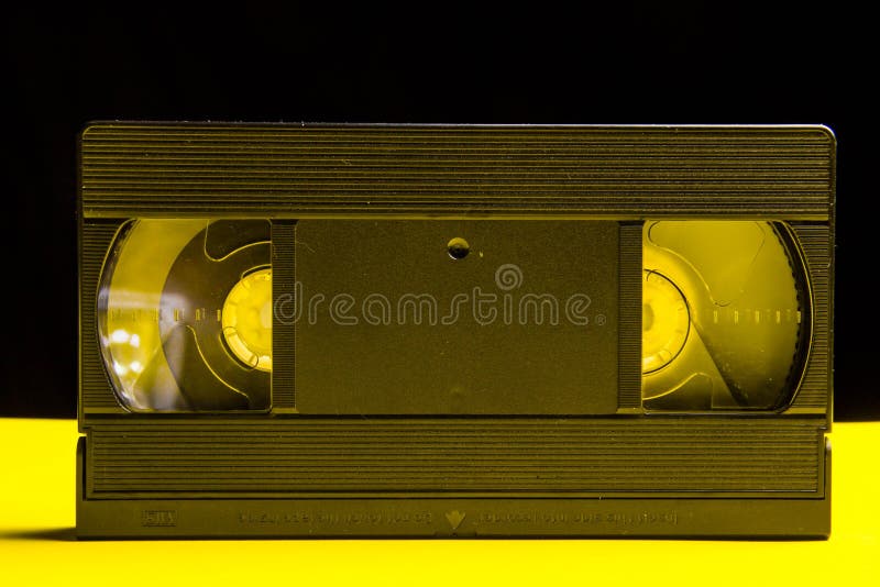 Svarta klassiska ställningar för ett videoband på en gul tabell