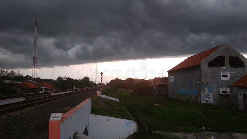 Svarta mörka moln som hänger över byn arkivfoton