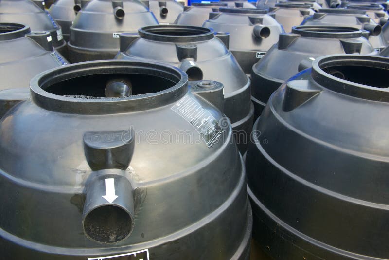 Svarta plast- vattenlagringsbehållare arkivbilder Svarta plast- vattenlagringsbehållare arkivbilder