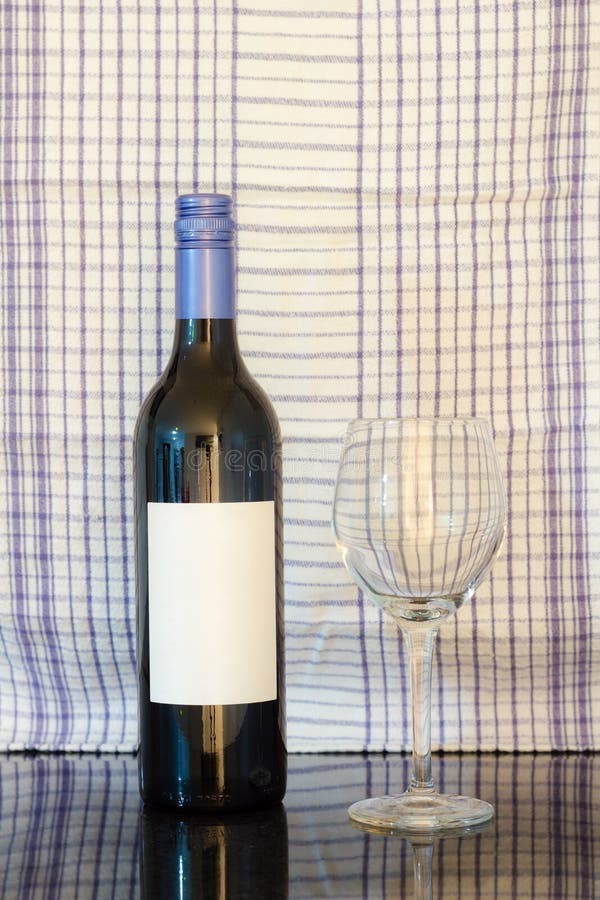 Svarten buteljerar av wine och wneglass arkivbild Svarten buteljerar av wine och wneglass arkivbild