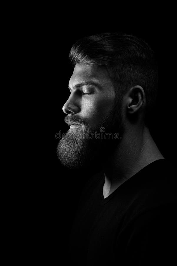 Svartvit bild av den attraktiva hipsteren för förtroende royaltyfria foton Svartvit bild av den attraktiva hipsteren för förtroende royaltyfria foton