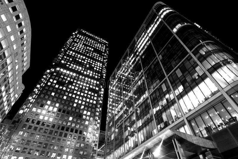 Svartvit bred vinkelsikt av skyskrapor i Canary Wharf, finansiellt område, på natten fotografering för bildbyråer Svartvit bred vinkelsikt av skyskrapor i Canary Wharf, finansiellt område, på natten fotografering för bildbyråer