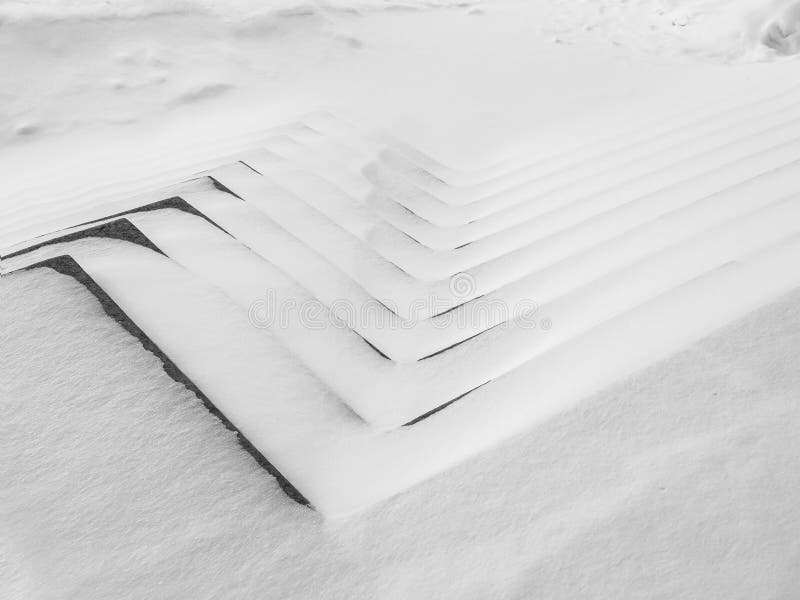 Svartvit monokrom grafik. trappan är zigzagerad med snödrifter. abstrakt grafisk vinterbakgrund royaltyfria bilder