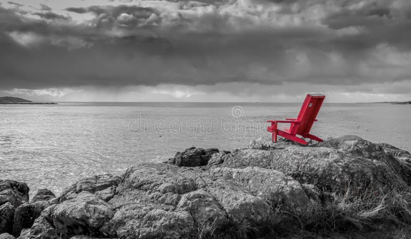 Svartvit naturbakgrund för röd stol