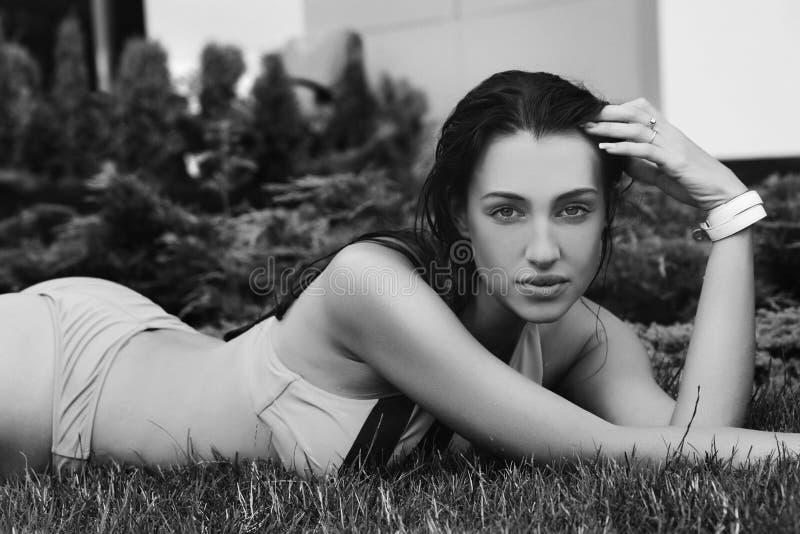Svartvit stående av en härlig caucasian kvinna arkivfoto Svartvit stående av en härlig caucasian kvinna arkivfoto