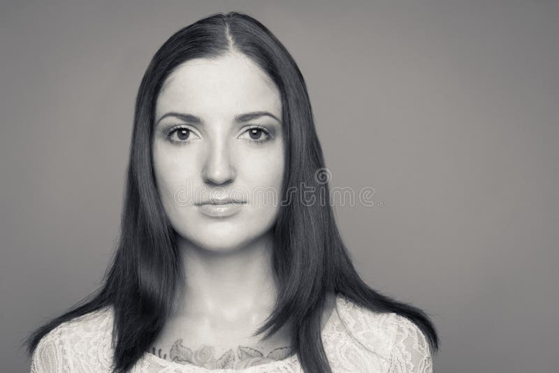 Svartvit stående av yuongcaucasianbrunetten royaltyfri bild Svartvit stående av yuongcaucasianbrunetten royaltyfri bild