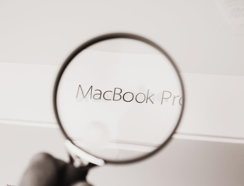 Svartvit unboxing för Apple MacBook Pro bärbar datordator royaltyfri foto Svartvit unboxing för Apple MacBook Pro bärbar datordator royaltyfri foto